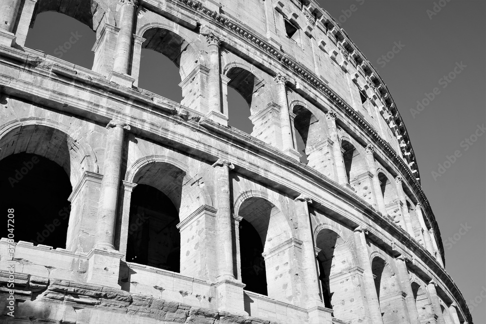 Poster Greyscale shot of the facade of the Colosseum