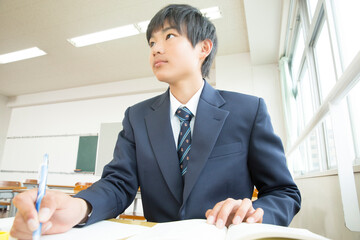 勉強する男子高校生