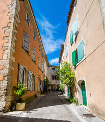 Saint-Mitre-les-Remparts, village médiéval des Bouches-du-Rhône en région Occitanie.	
