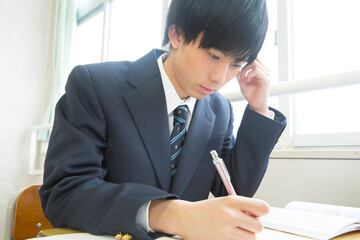 勉強をする男子学生