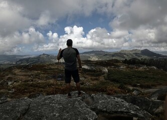Fototapeta na wymiar Senderista anónimo mirando al horizonte de montañas