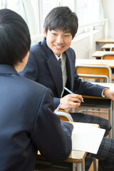 会話する男子学生
