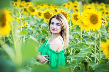 Obraz na płótnie Canvas girl with a sunflowers