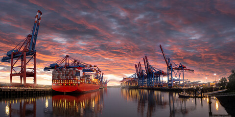 Conatiner Hafen Hamburg bei Sonnenuntergang