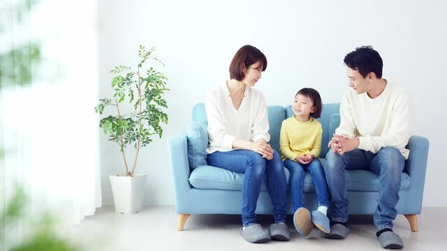 家族団らん　女の子と両親