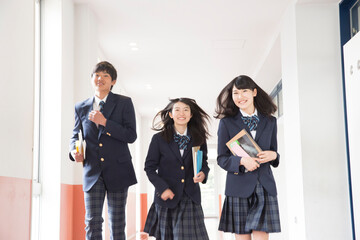 廊下を走る学生