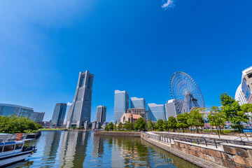 運河パークと横浜みなとみらいの風景