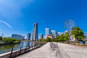 運河パークと横浜みなとみらいの風景