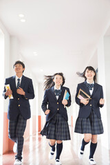 Fototapeta premium 廊下を走る学生