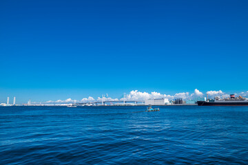 青空と横浜港の風景