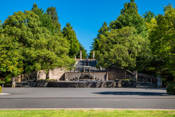 木々の緑に包まれた山下公園の石のステージ