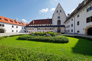 Fototapeta na wymiar Die Kirche und der Innenhof der Kartause von Gaming, Mostviertel, Niederösterreich 