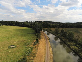 Fototapeta na wymiar Canal du nivernais en Bourgogne, vue aérienne