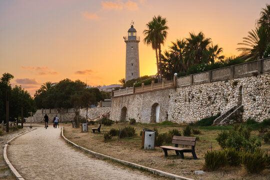 Atardecer a los pies del faro de Vilanova i la Geltr&uacute;