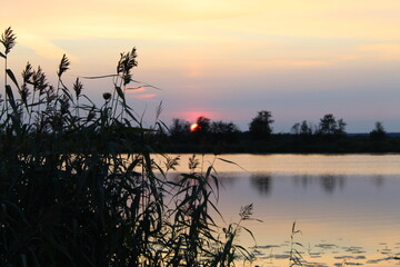 закат на озере 