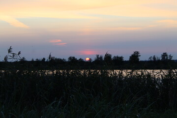 закат на озере 