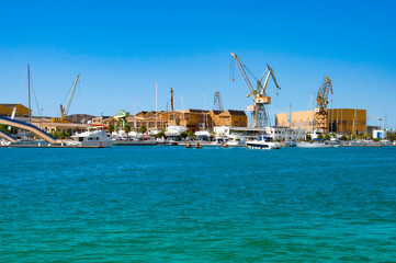 Trogir Chorwacja widok na  marinę i stocznię miasta. Błękit morza Adriatyckiego z jachtami i łodziami przy brzegu. - obrazy, fototapety, plakaty