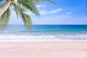 Obraz premium White beach and blue sea Summer background for product placement.