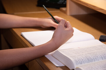 自宅で試験勉強をする中学生