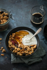 Bol de granola chocolat cacahuète, yaourt et prunes