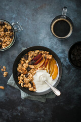 Bol de granola chocolat cacahuète, yaourt et prunes