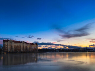 Fototapeta premium Gorgeous view of the sunset above Elaintarhanlahti Lake in the city centre of Helsinki with stunning reflections. Finland