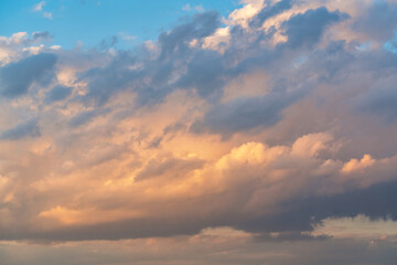 Obraz premium orange sunset sky with lighted clouds