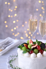 ぶどうといちじくのデコレーションケーキ