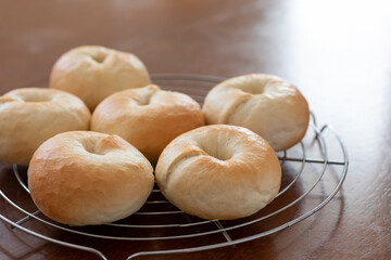 自宅でパン作り　金網の上に並べた焼きたてのプレーンベーグル