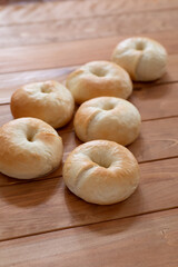 自宅でパン作り　木製のスタイリングボードに並んだ焼きたてのプレーンベーグル