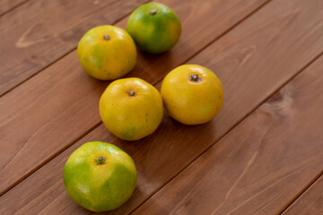 木製テーブルに並べた早生みかん