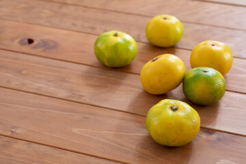 木製テーブルに並べた早生みかん