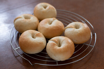 自宅でパン作り　金網の上に並べた焼きたてのプレーンベーグル