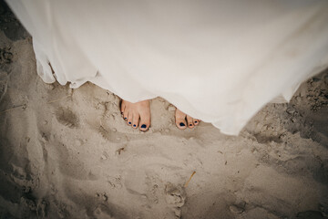 Brau Barfuß im Sand. Hochzeit detailaufnahme  - 378088420