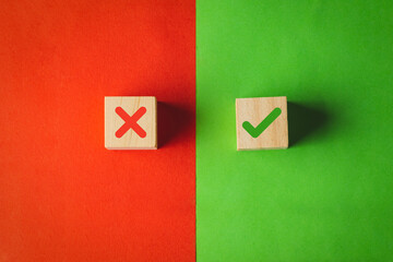 True and false symbols, Yes or No on wood cubes on red and green background. - obrazy, fototapety, plakaty