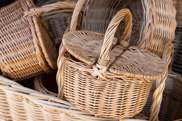 Bonito montón de cestos a la venta de cetrería tradicional, amontonados con fondo de piedra.