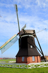 Die Pelder Windmühle ist eine Hockwindmühle. Windmühle, Mühlenstraße, Niedersachsen,...