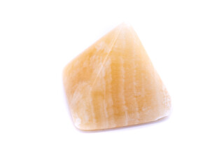 Ägyptischer Alabaster Pyramide Edelstein isoliert auf weißen Hintergrund