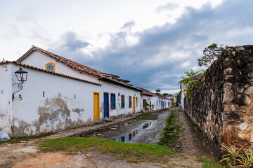 Obraz premium Street in ruins in colonial brazilian town
