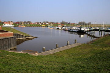 Boote der Krabbenfischer im Hafen von Greetsiel an der Nordseeküste. Greetsiel, UNESCO Weltkulturerbe, Wadden See, Deutschland, Niedersachsen, Europe