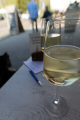 Weinprobe zu Coronazeiten - Stift und Zettel