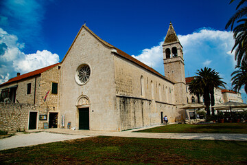 Fachada de iglesia principal con torre en la parte posterior