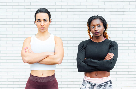 Image of two athletic women. The one on the right is from a young black woman.