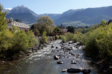 Fototapeta na wymiar Meran un der Fluss Passer, der durch die Stadt verläuft. Passer, Südtirol, Italien, Europa
