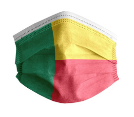 mascarilla para covid con el fondo blanco y la bandera de Benín