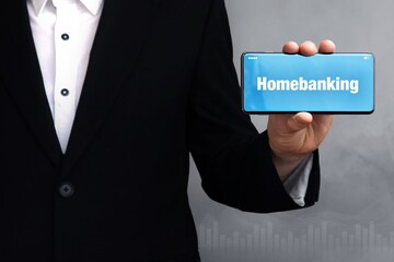 Homebanking. Mann zeigt Telefon (Handy) mit Wort im Display. Weißer Text auf blau.