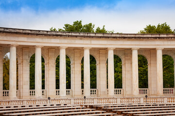 Obraz premium Column, benches and scene The Arlington Memorial Amphitheater at National Cemetery, Virginia with dark gloomy sky