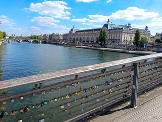 cadenas attachés sur la passerelle Léopold-Sédar-Senghor