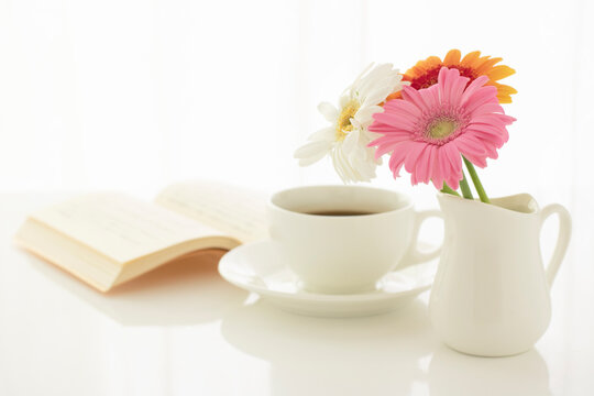 読書イメージ　花とコーヒーと本