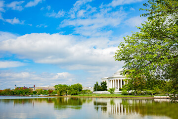 Obraz premium Tidal basin and Thomas Jefferson Memorial over spring trees, Washington D.C. USA